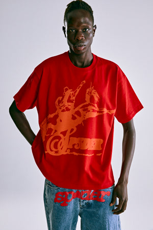 RED RODEO HW TEE ON MODEL