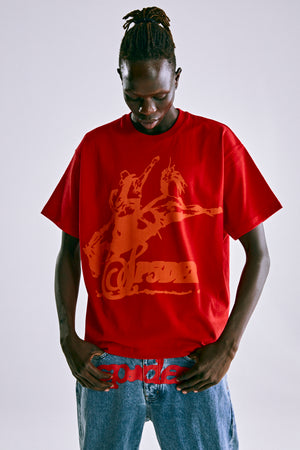 RED RODEO HW TEE ON MODEL