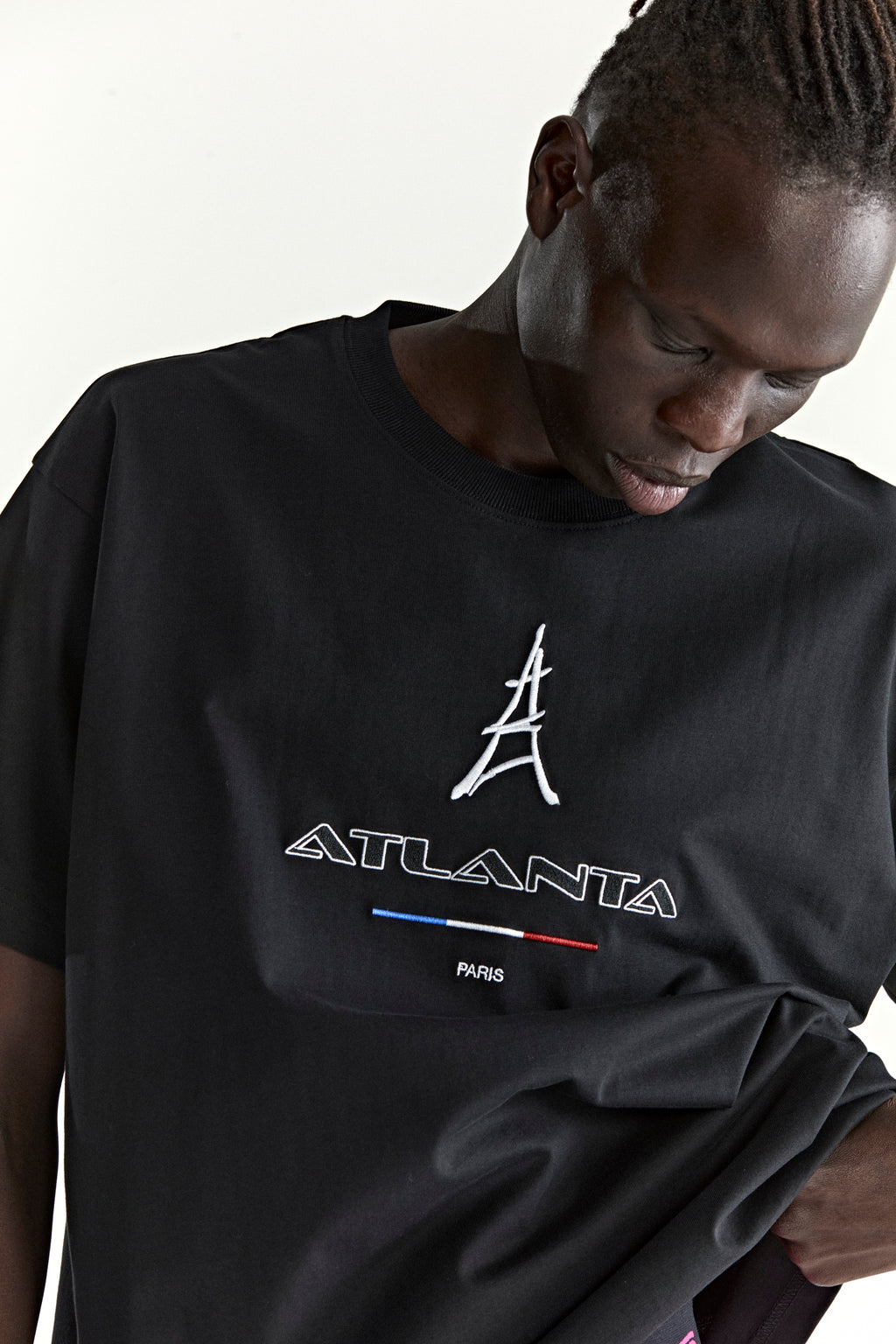 BLACK ARAIGNÉE TEE ON MODEL