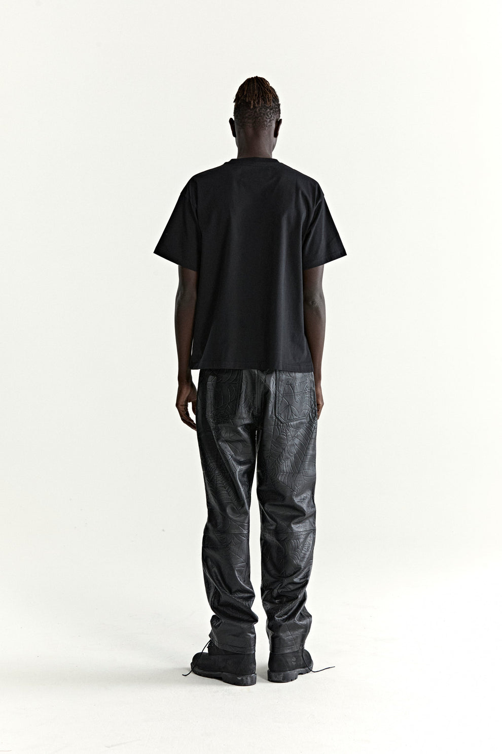 BLACK ARAIGNÉE TEE ON MODEL