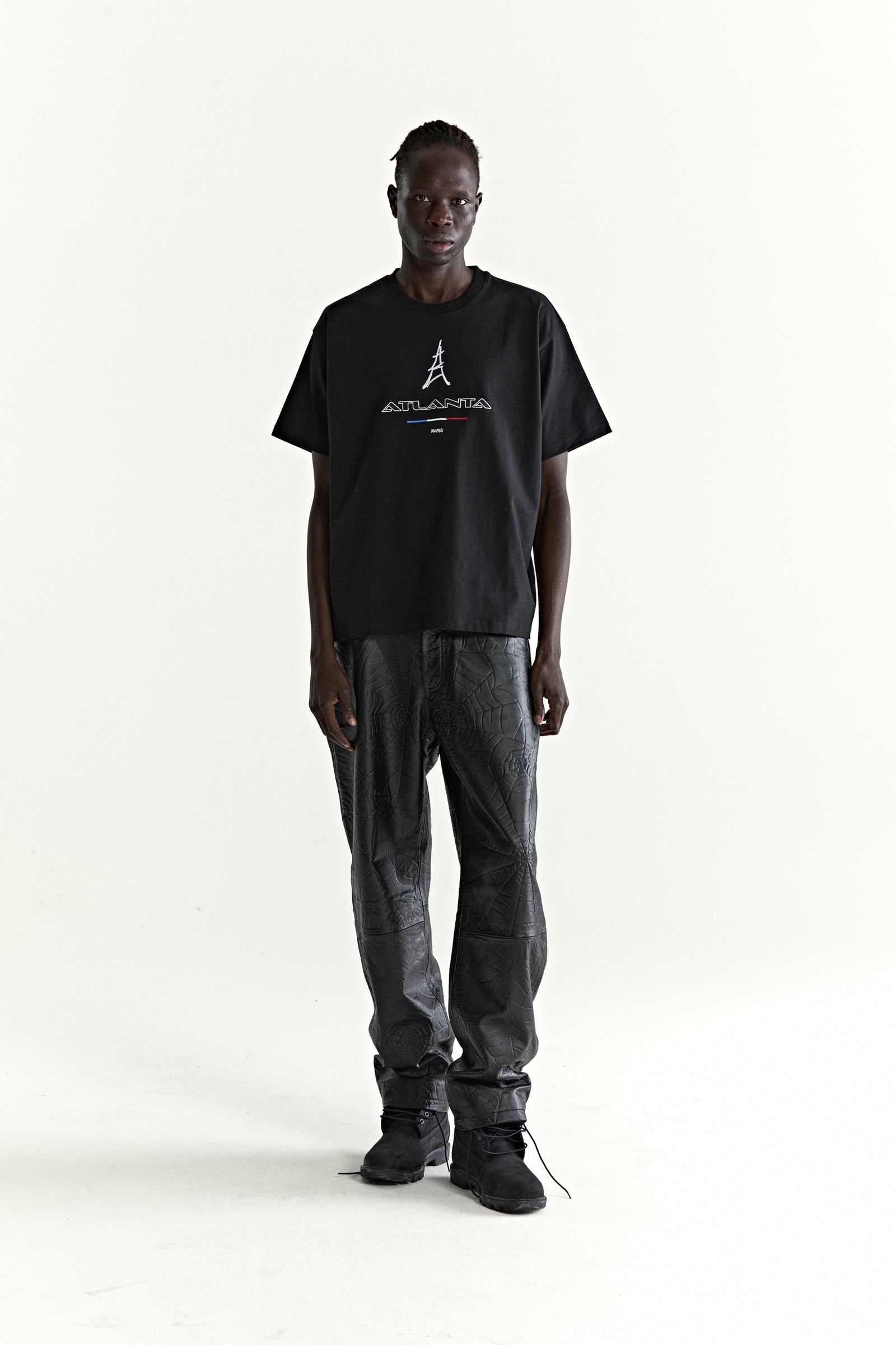 BLACK ARAIGNÉE TEE ON MODEL