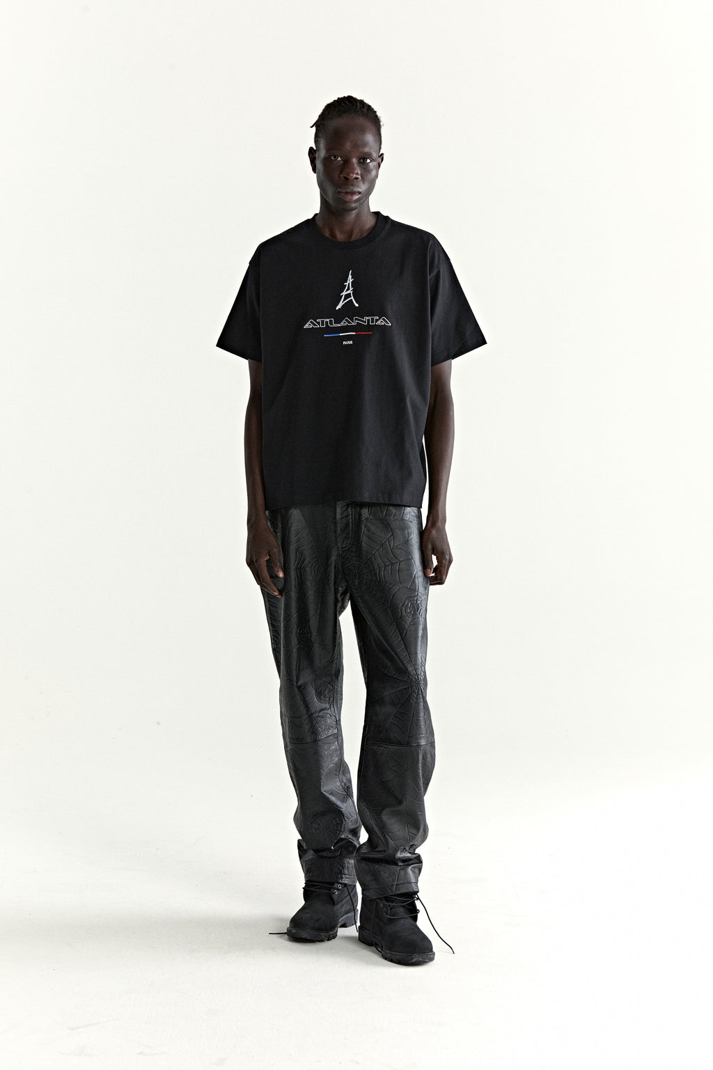 BLACK ARAIGNÉE TEE ON MODEL