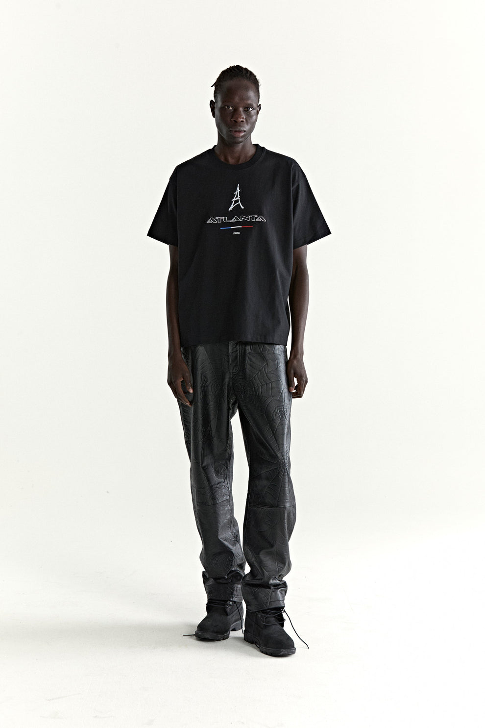 BLACK ARAIGNÉE TEE ON MODEL
