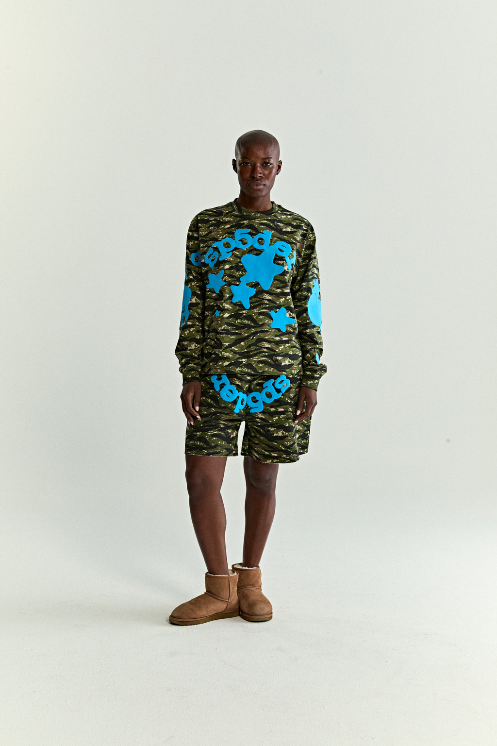 BELUGA TIGER CAMO LONGSLEEVE ON MODEL