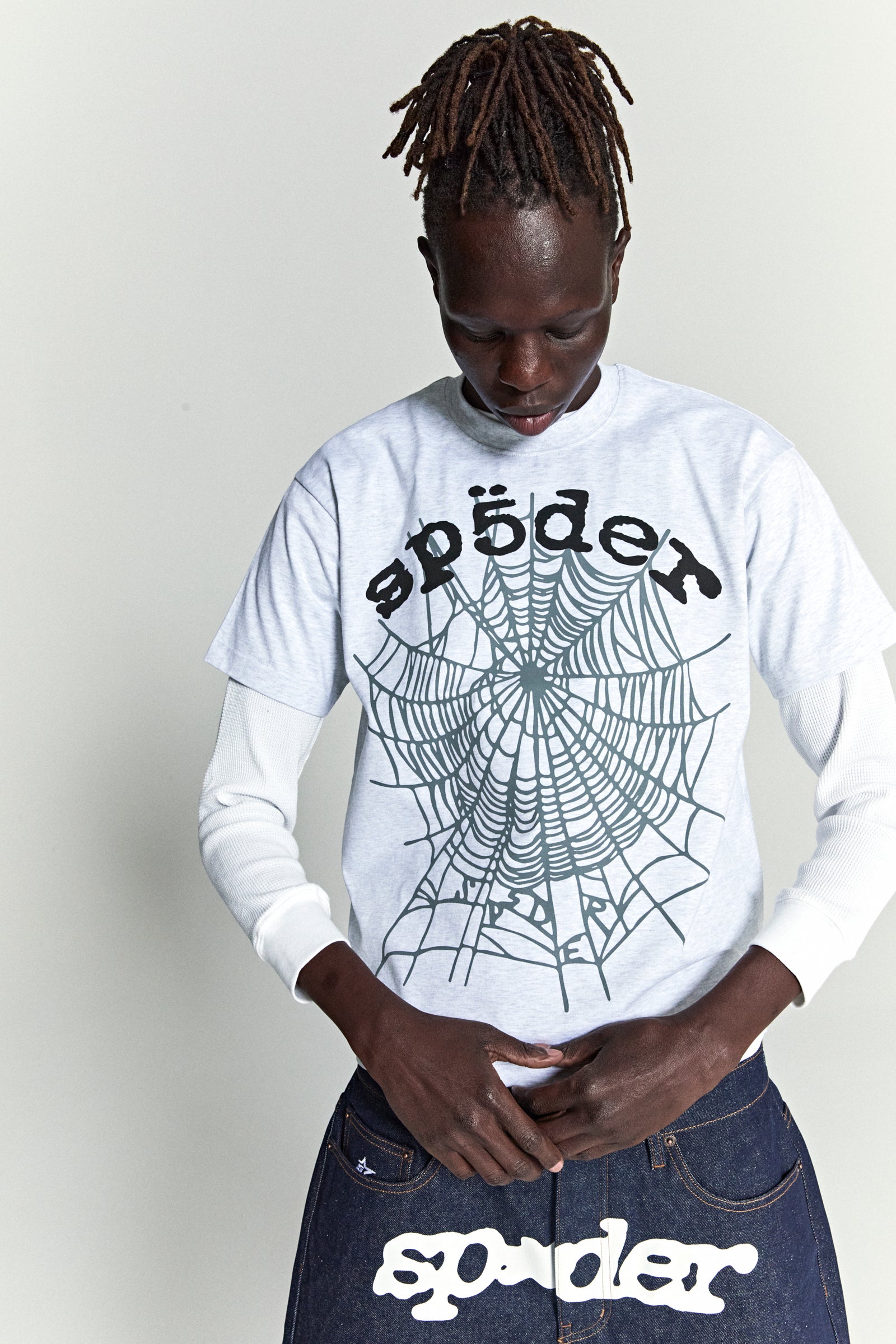 HEATHER GREY OG WEB V2 TEE ON MODEL