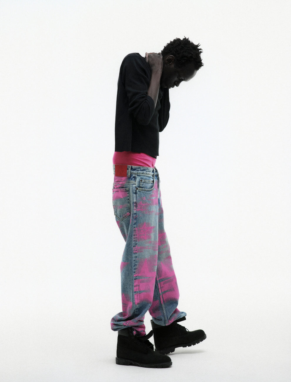 INDIGO 5 STAR BLUR DENIM ON MODEL