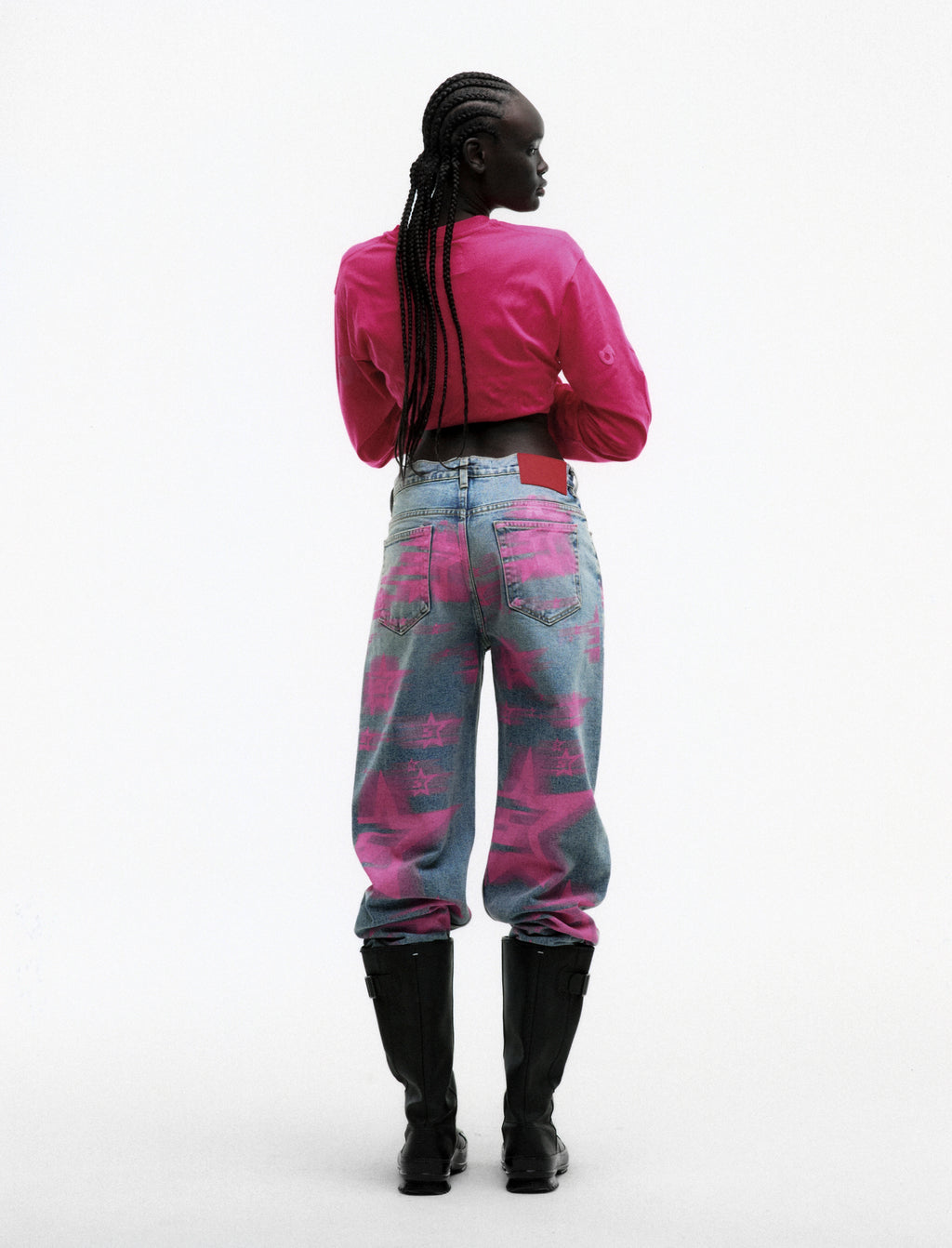 INDIGO 5 STAR BLUR DENIM ON MODEL