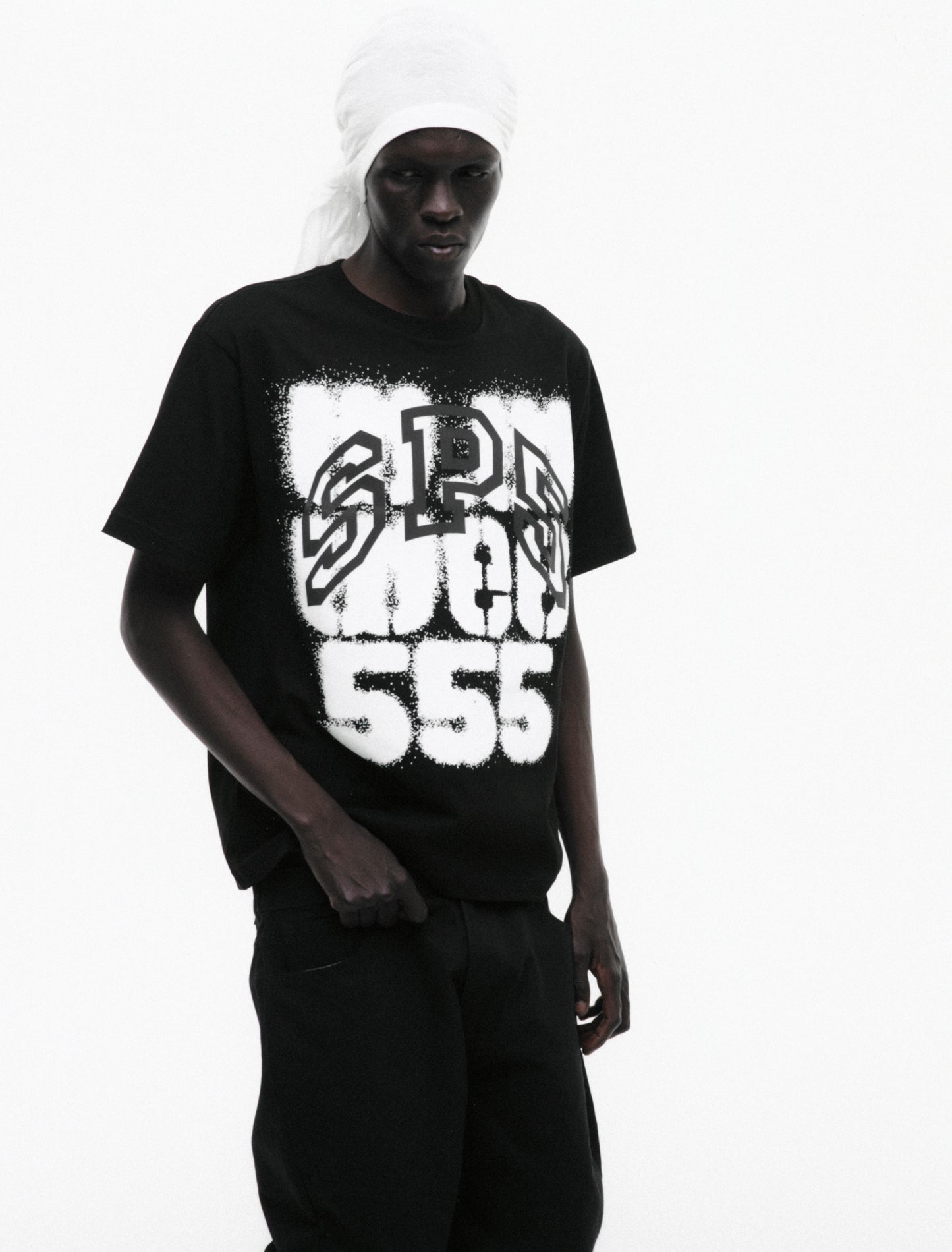 BLACK WW5 TEE ON MODEL