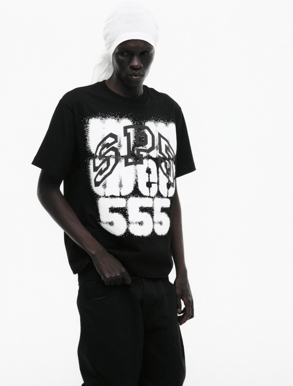 BLACK WW5 TEE ON MODEL