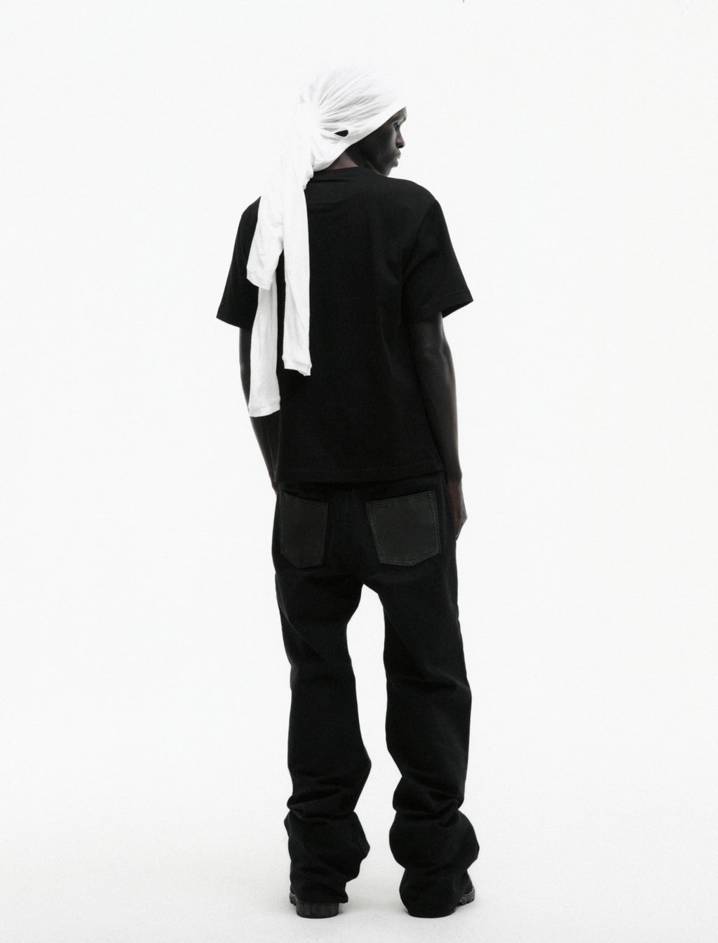BLACK WW5 TEE ON MODEL