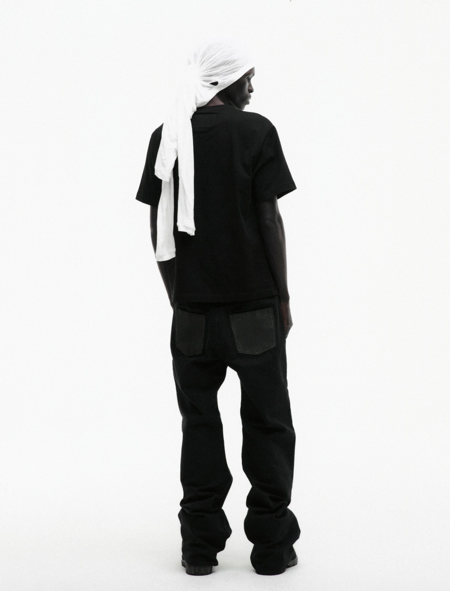 BLACK WW5 TEE ON MODEL