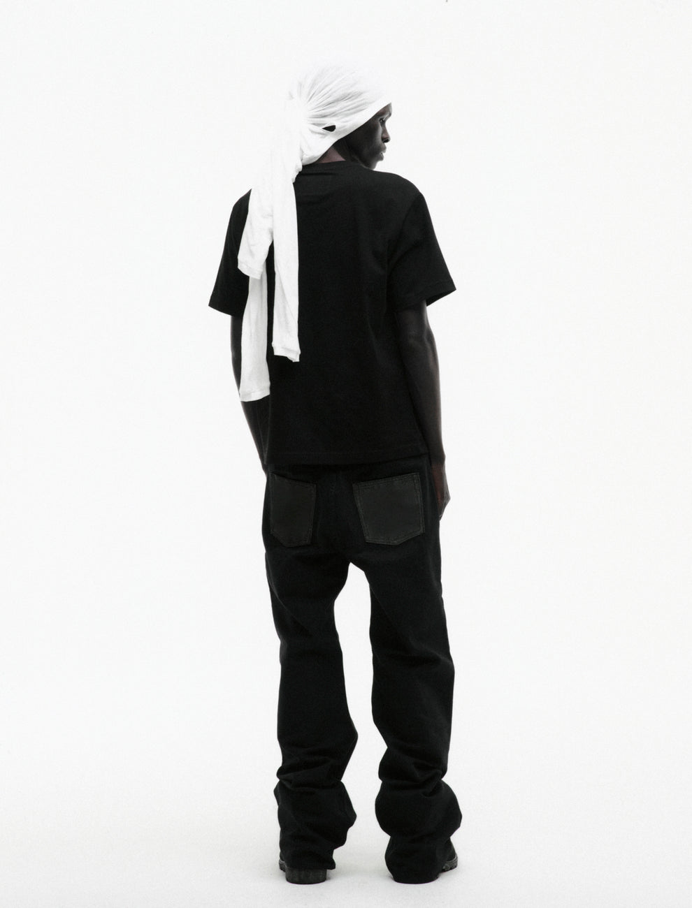 BLACK WW5 TEE ON MODEL