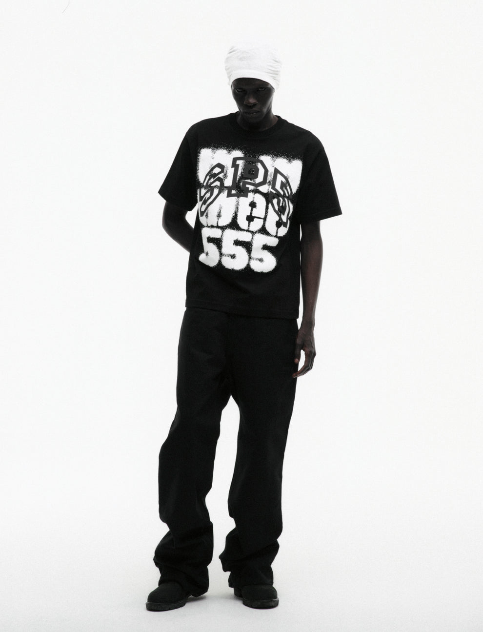 BLACK WW5 TEE ON MODEL