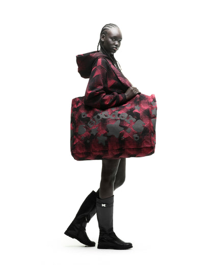 BELUGA PLAID TOTE ON MODEL