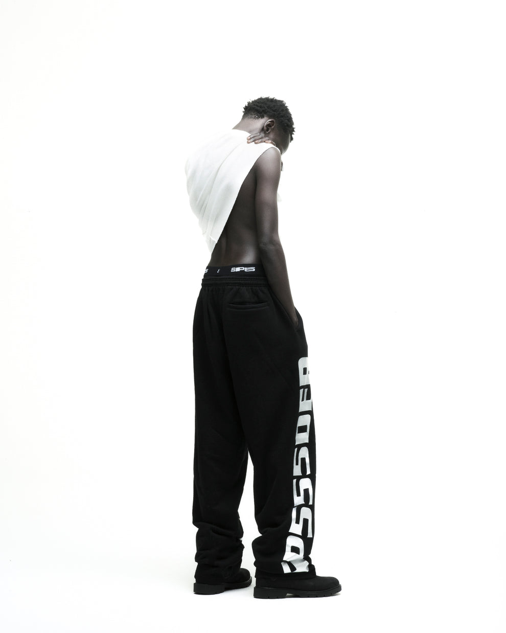 MX555 SWEATPANT ON MODEL