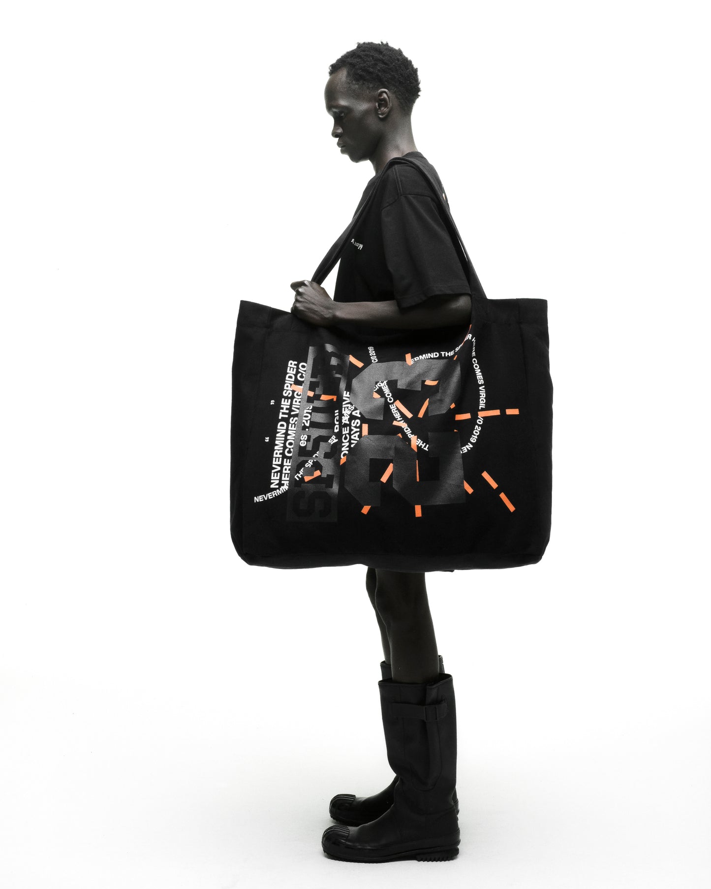 BLACK VAA TOTE ON MODEL