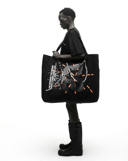 BLACK VAA TOTE ON MODEL