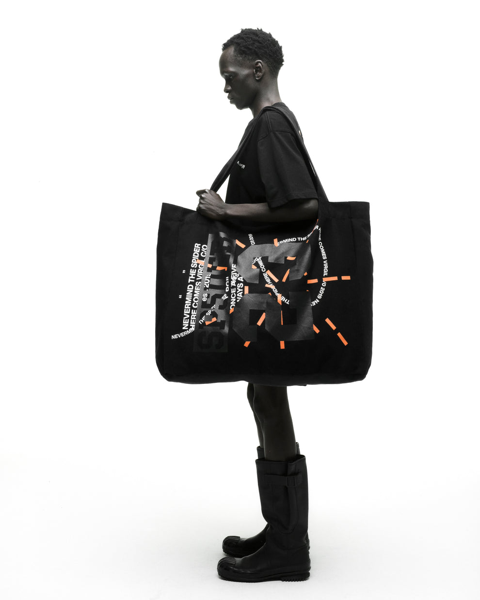 BLACK VAA TOTE ON MODEL