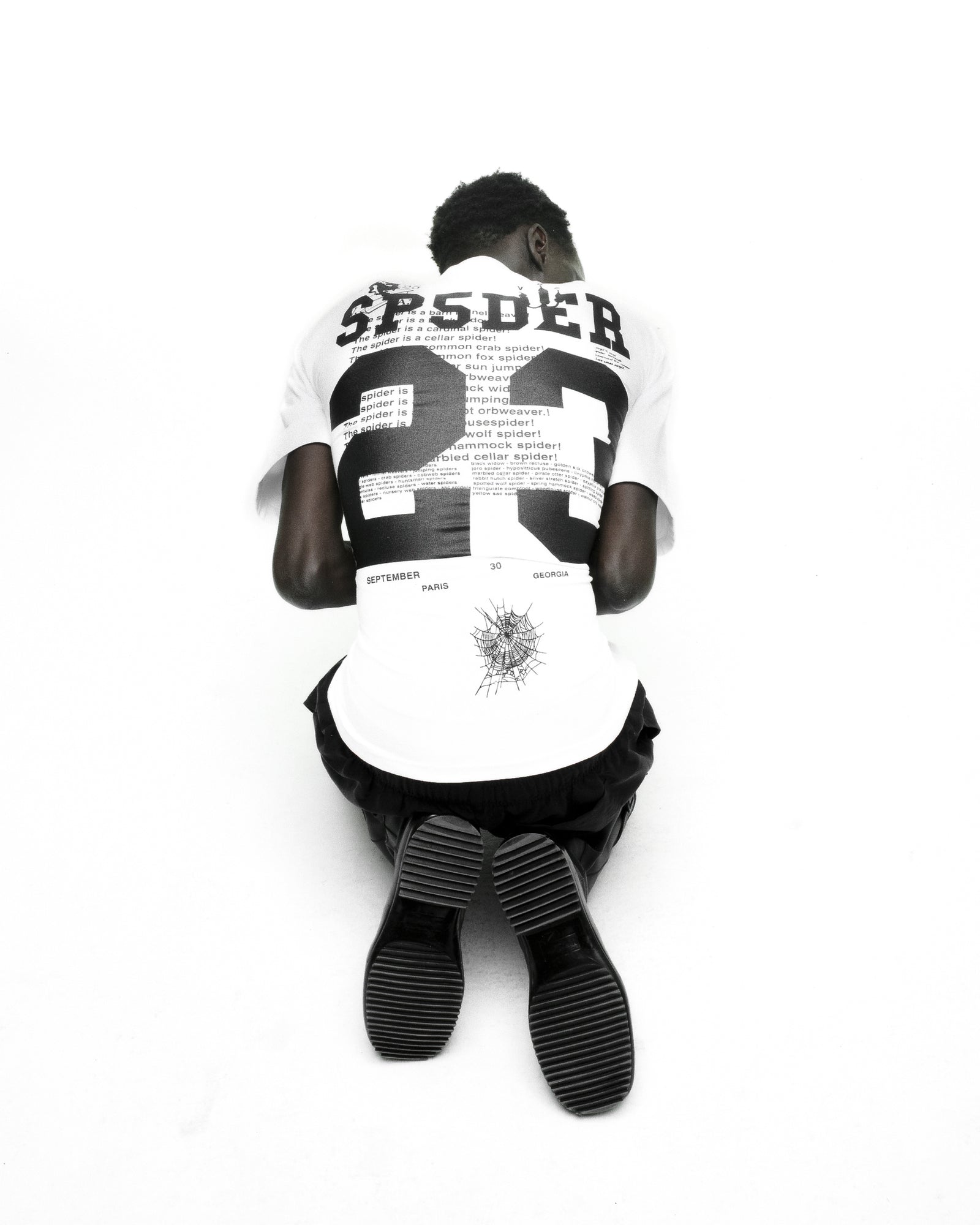 WHITE PYREX TEE ON MODEL
