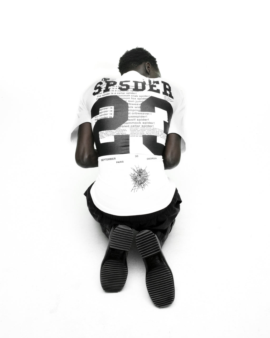 WHITE PYREX TEE ON MODEL