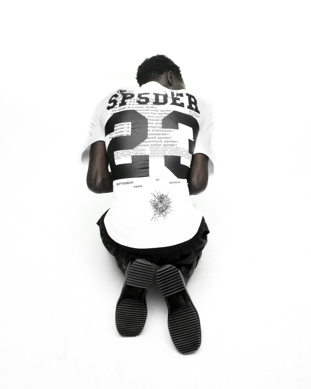 WHITE PYREX TEE ON MODEL