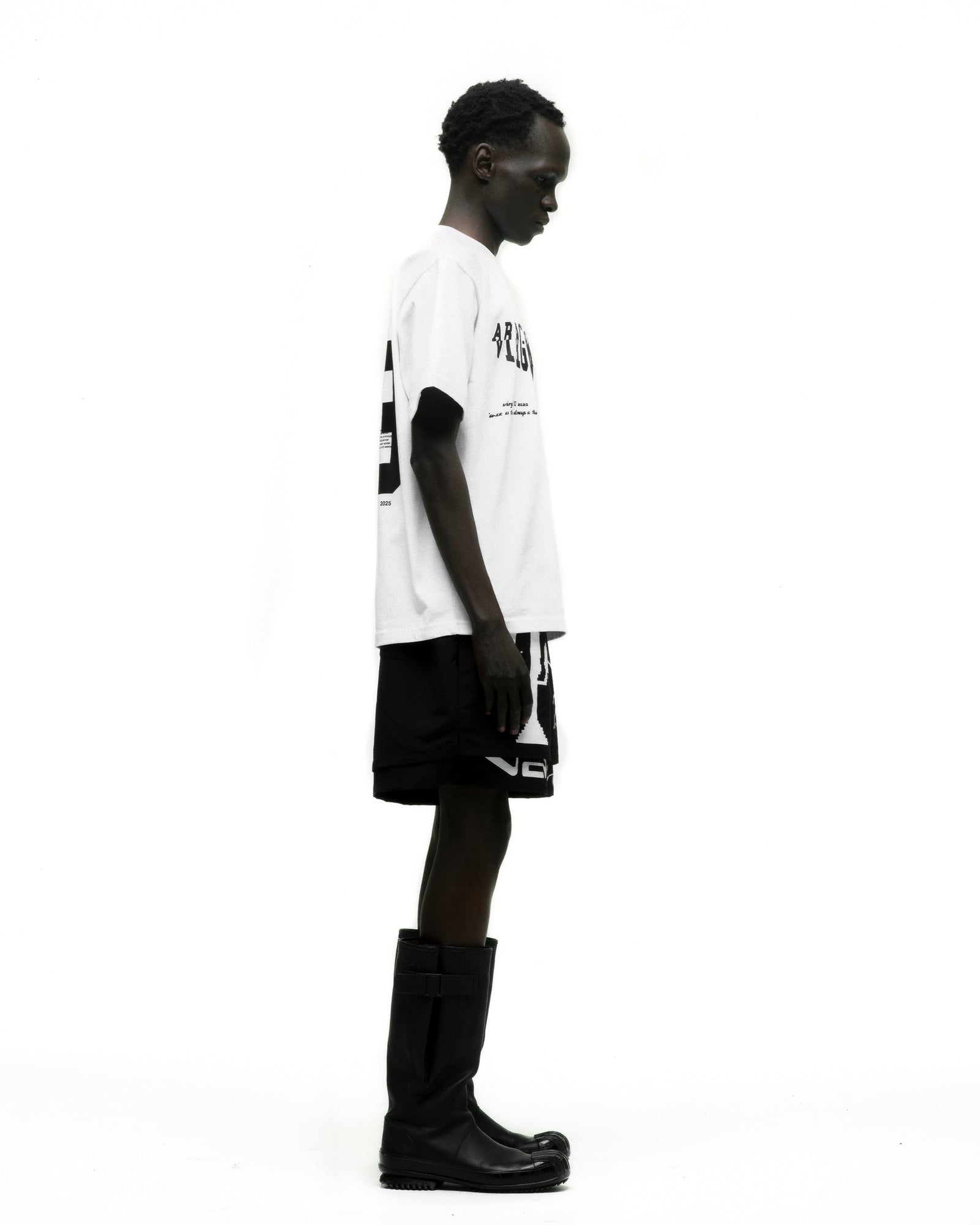 WHITE PYREX TEE ON MODEL