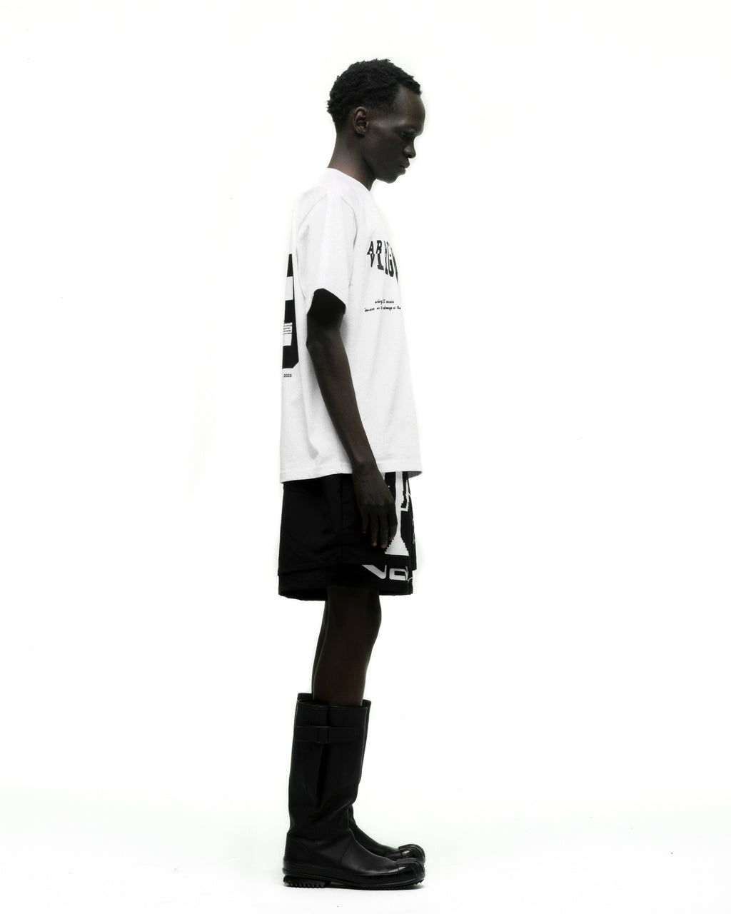 WHITE PYREX TEE ON MODEL