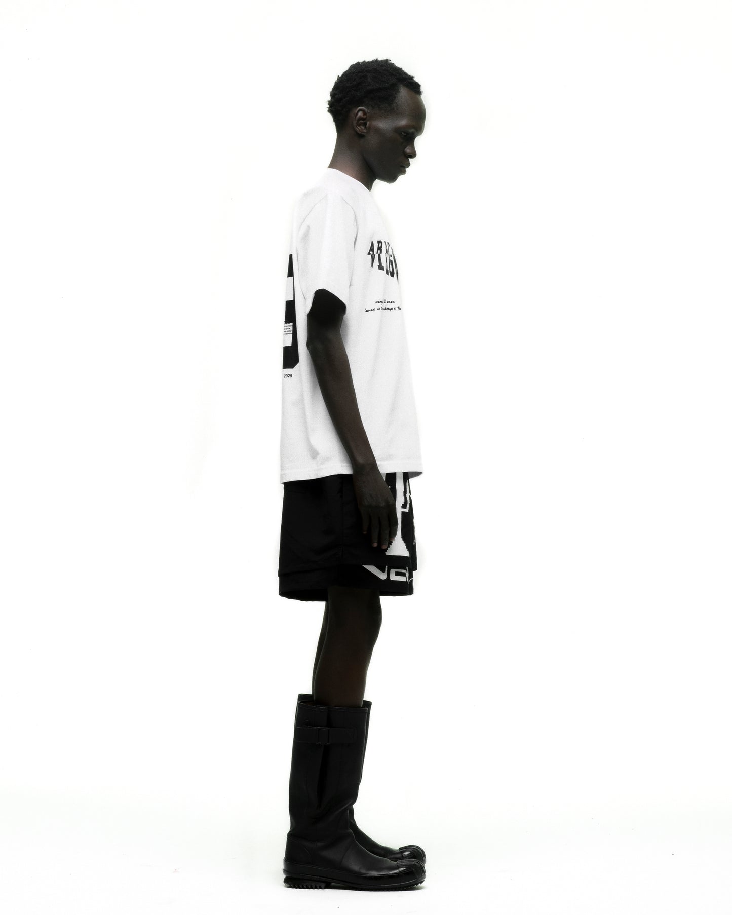 WHITE PYREX TEE ON MODEL