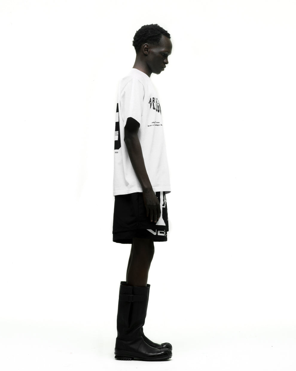 WHITE PYREX TEE ON MODEL