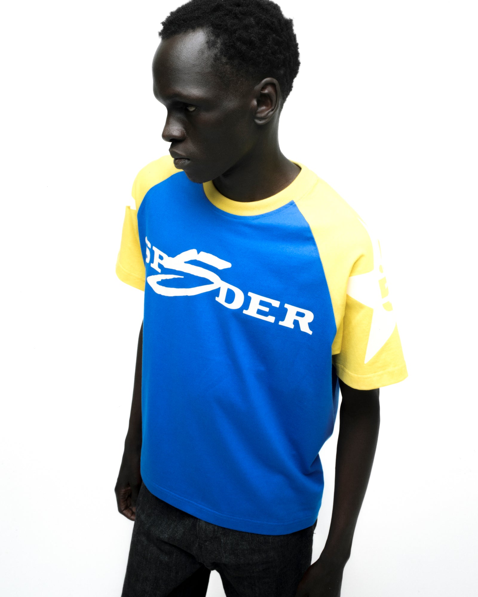5UKI TEE ON MODEL