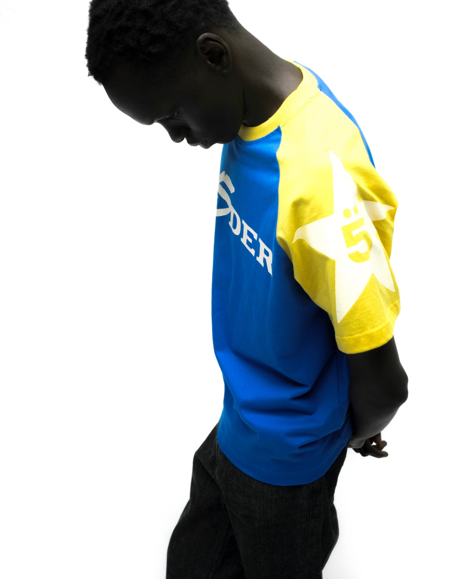 5UKI TEE ON MODEL