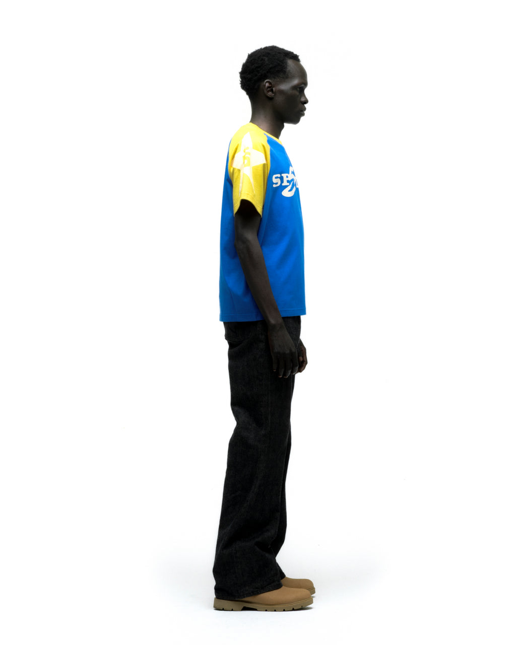 5UKI TEE ON MODEL