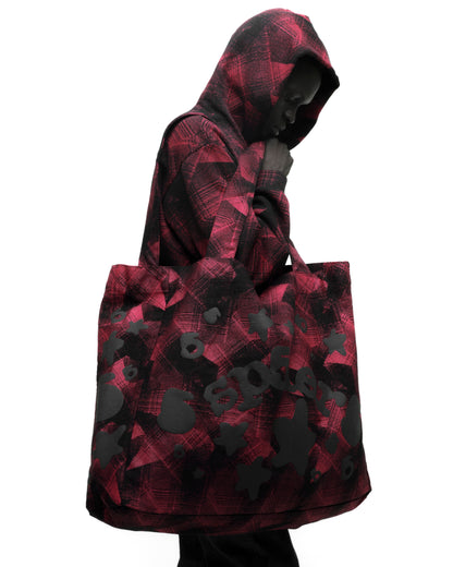 BELUGA PLAID TOTE ON MODEL