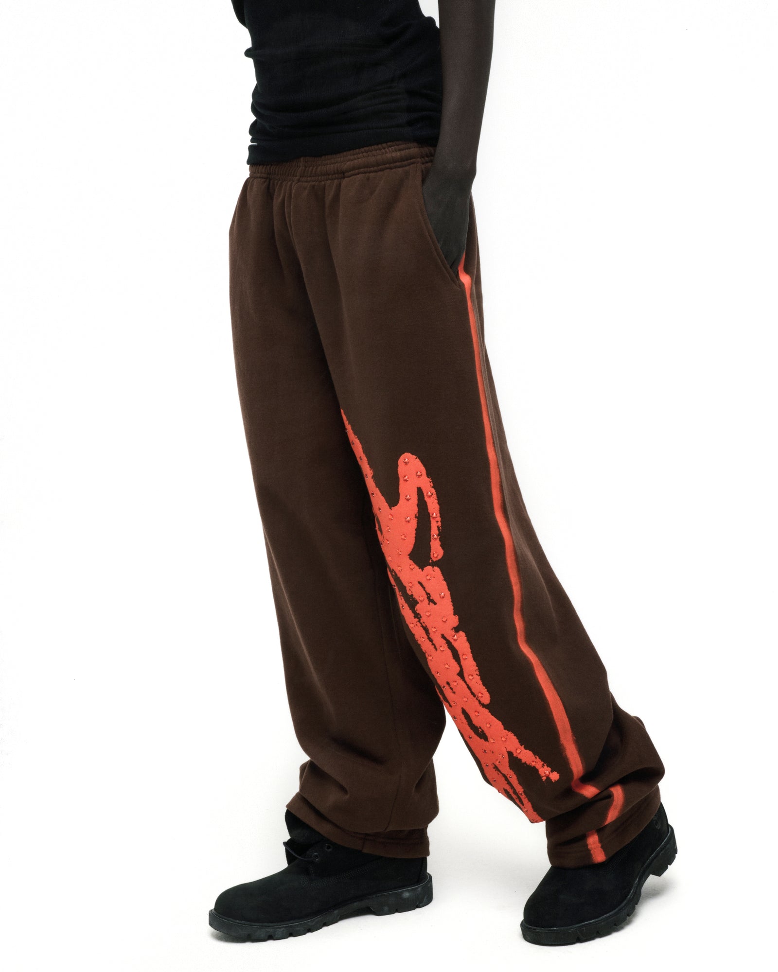 Brown cotton fleece sweatpants with red rhinestone "SP5DER" logo and sprayed side stripe.