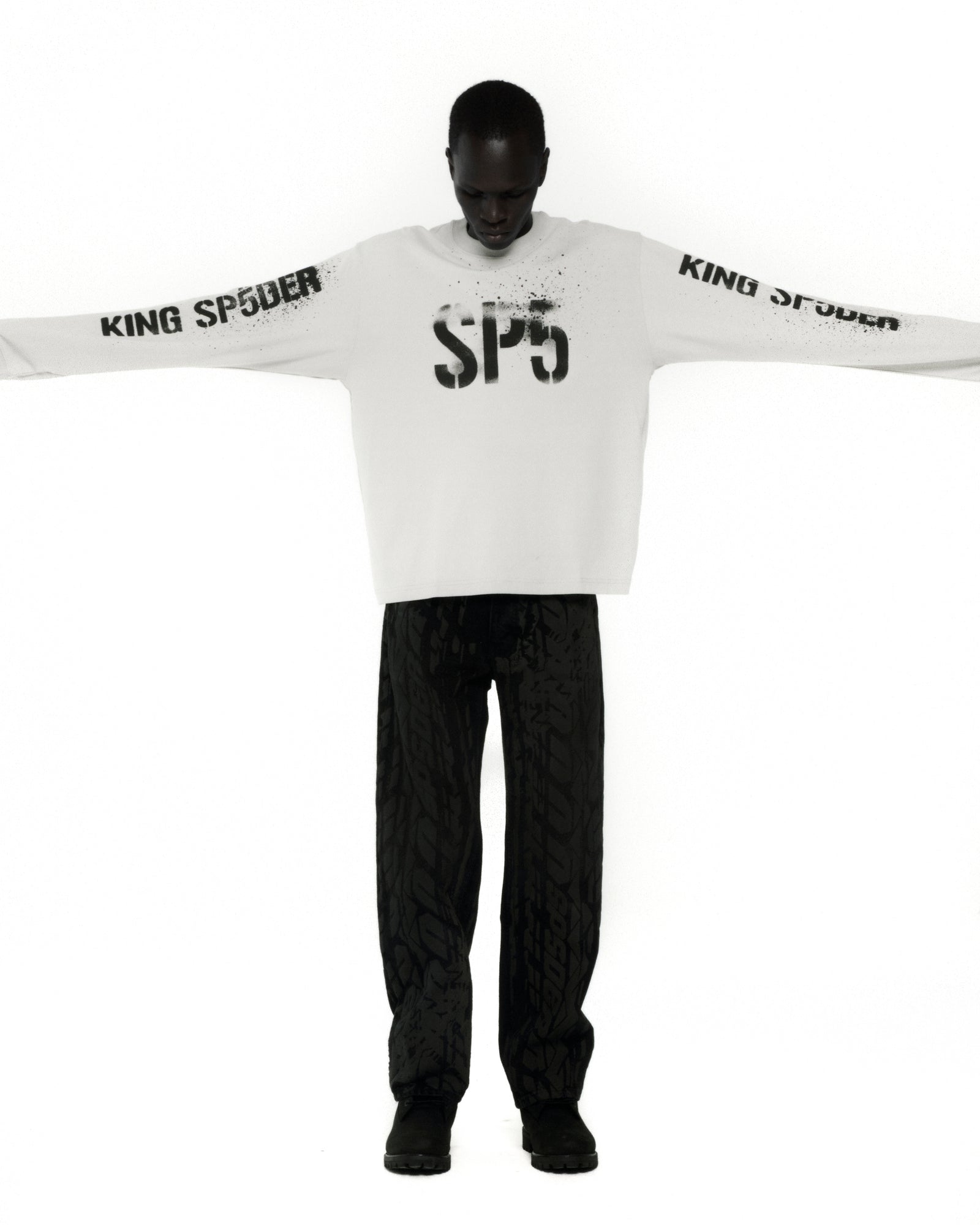 SPORT GREY WWWEB LONGSLEEVE ON MODEL
