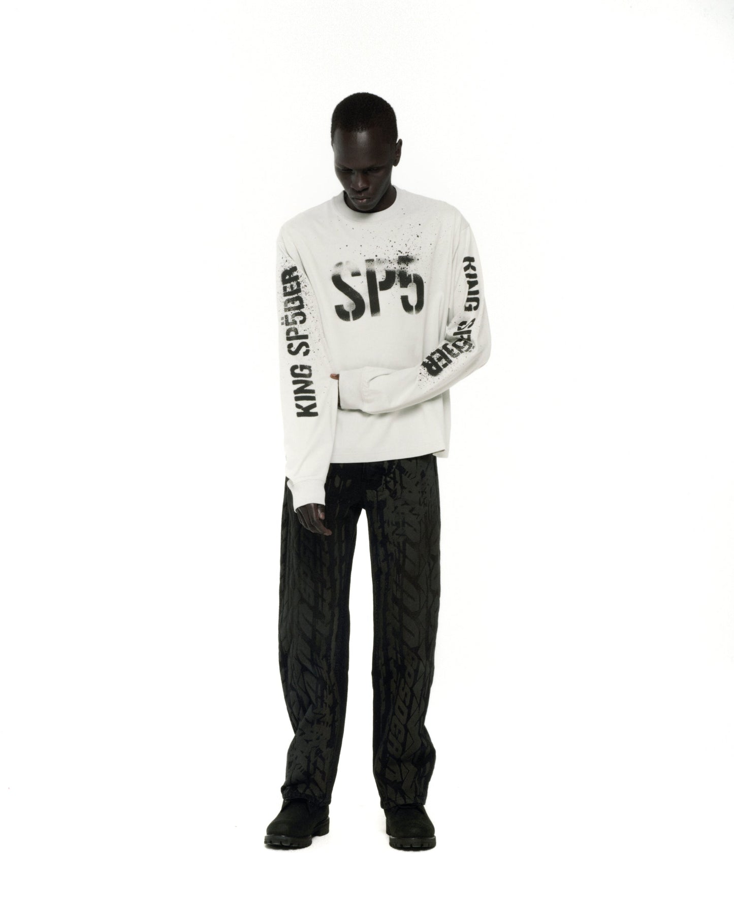 SPORT GREY WWWEB LONGSLEEVE ON MODEL