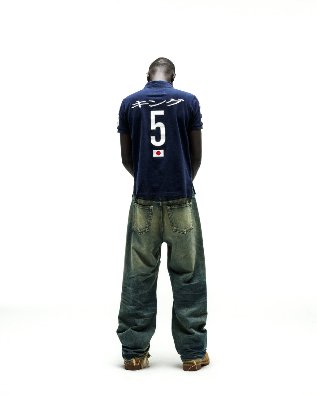 Navy polo shirt with "キング" and "5" in white, plus a Japanese flag on the back.