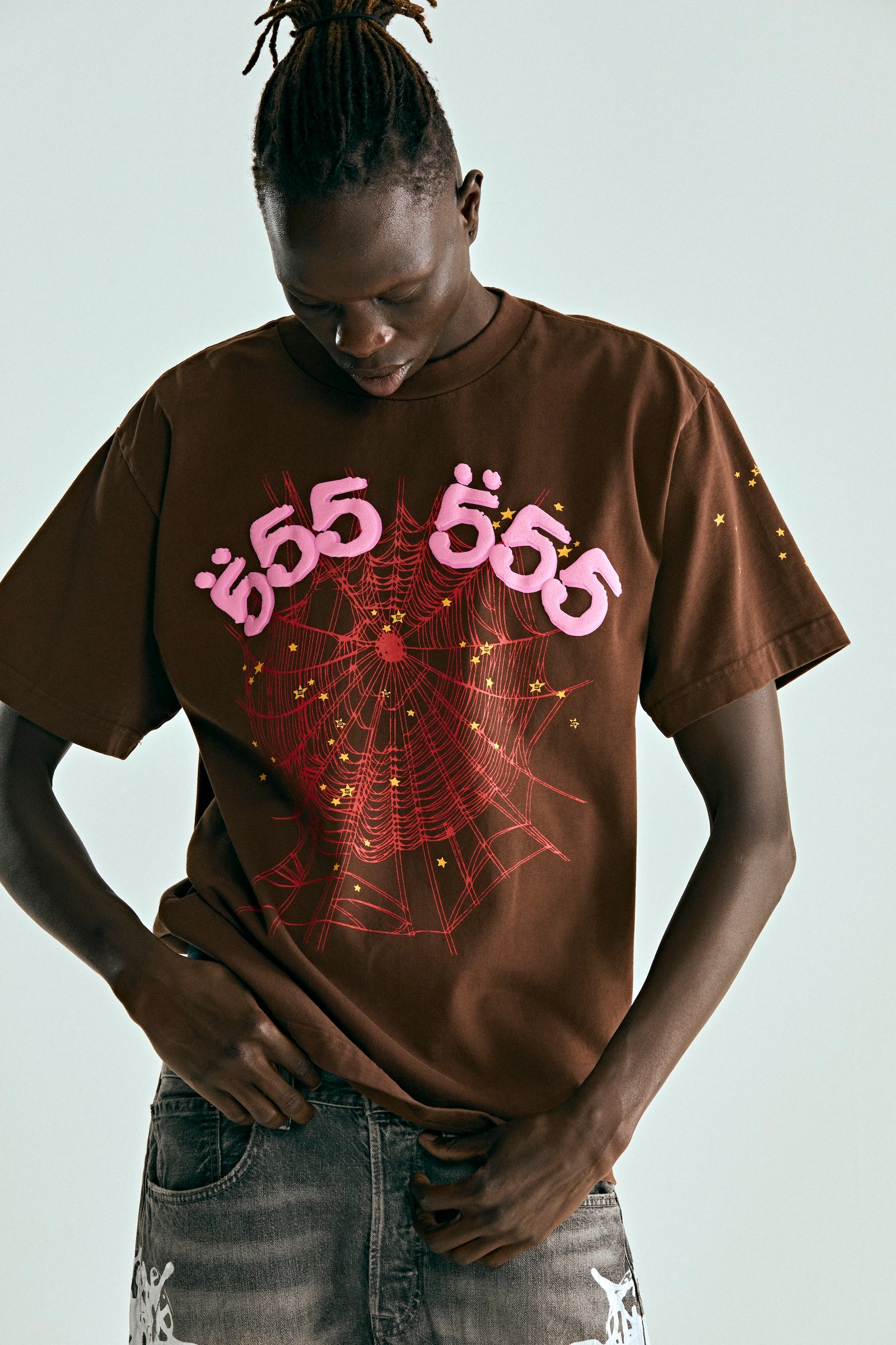 Brown cotton ANGEL NUMBER TEE with pink puff print '555' and red web design.